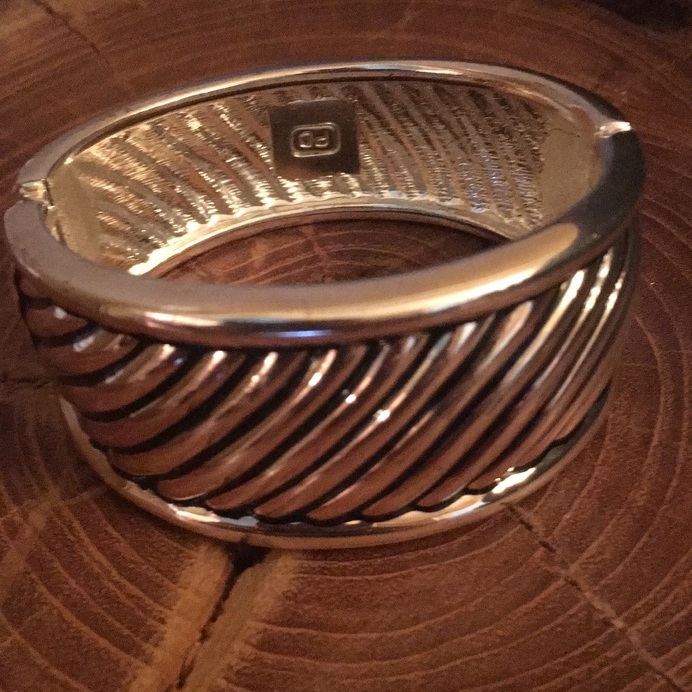 Beautiful silver bangle by Premier designs💕